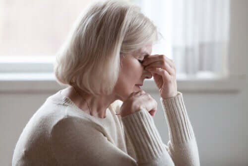 Une femme âgée anxieuse à cause de la somatisation