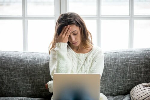 Une femme anxieuse sur son canapé du fait de la somatisation