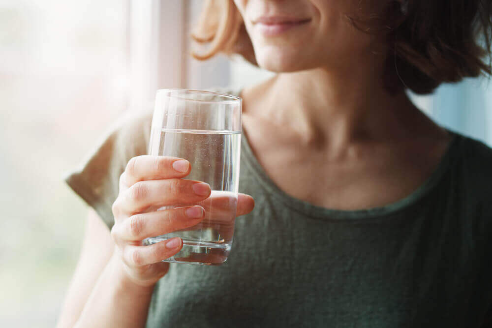 Boire de l'eau chaude pour lutter contre le coronavirus ?