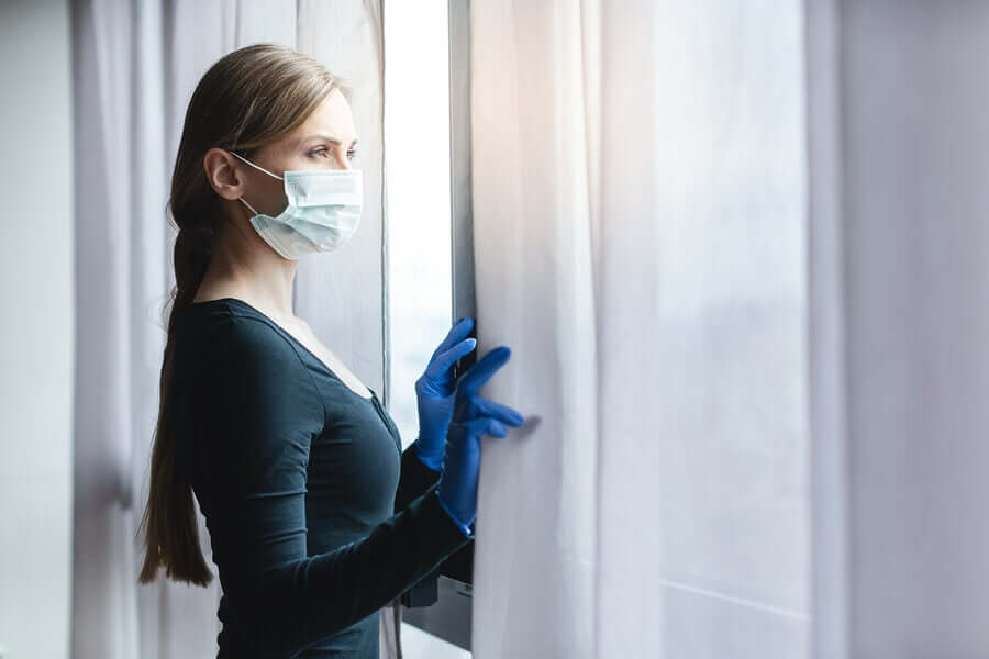 Une femme portant un masque pour respecter la distanciation sociale