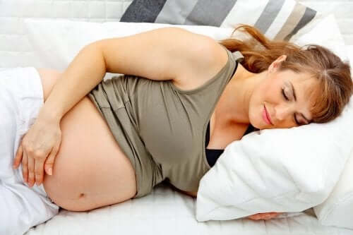 Une femme enceinte dans son lit