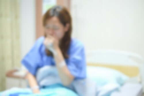 Une femme malade traitée par la chimiothérapie