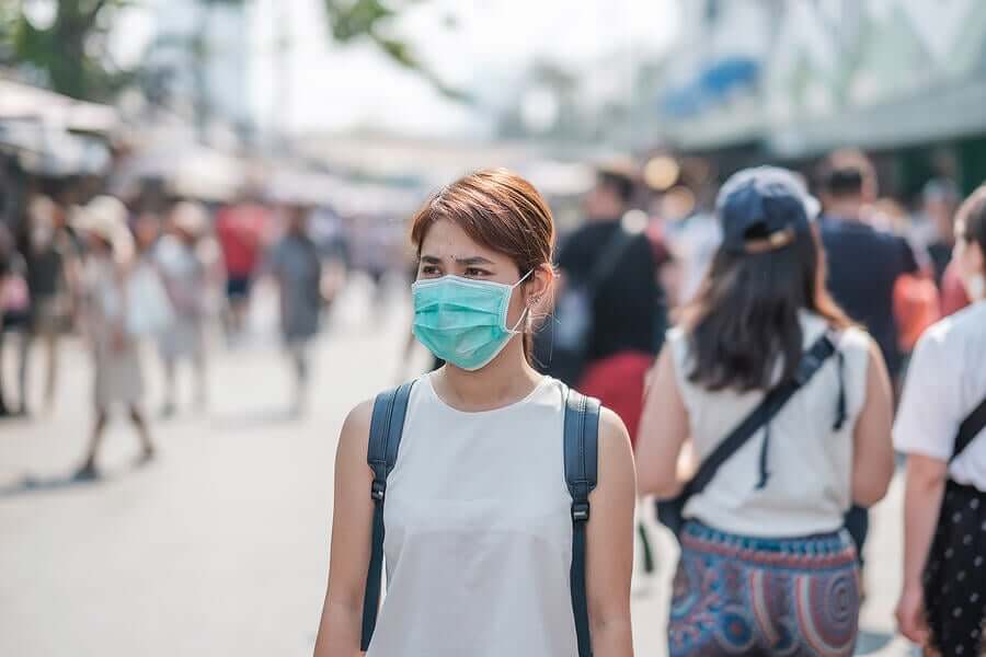 Dans la rue, il est important de porter des masques pour se protéger du coronavirus