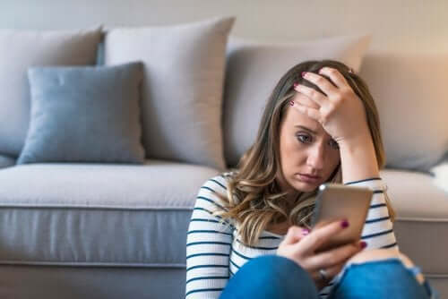 Une femme s'arrivant pas à se déconnecter du téléphone portable
