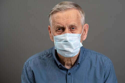 Un homme atteint de démence se protégeant avec un masque face au coronavirus