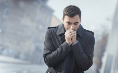 Un homme qui a froid aux mains