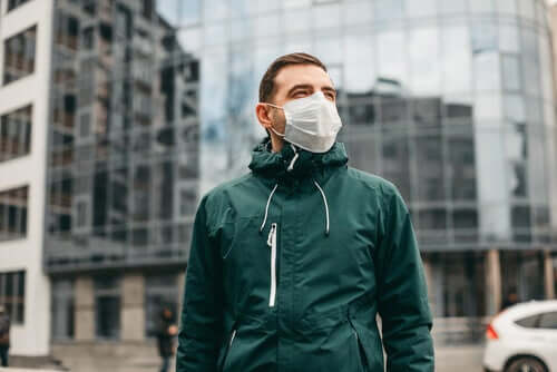 Un homme qui porte un masque pour se protéger de l'air