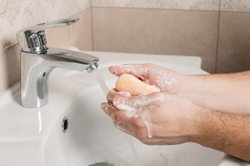 Si vous cohabitez avec une personne infectée au coronavirus, lavez-vous bien les mains