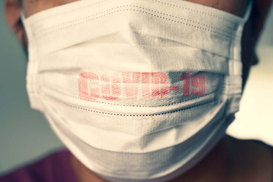 Une personne portant un masque