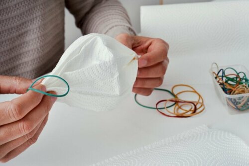 Fabriquer des masques en tissu à partir de filtres à café et de mouchoirs