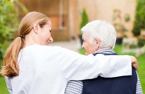 Un médecin et une personne âgée souffrant de la démence LATE