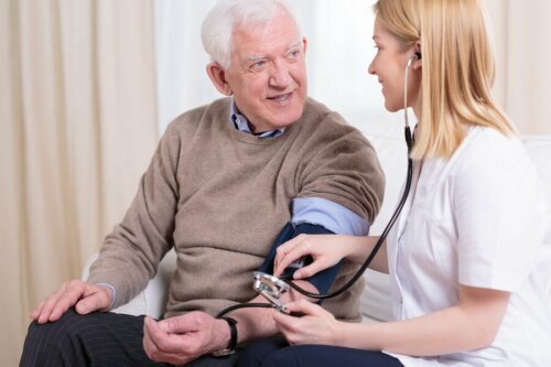 Un patient ayant une consommation excessive de sel auquel on prend la tension