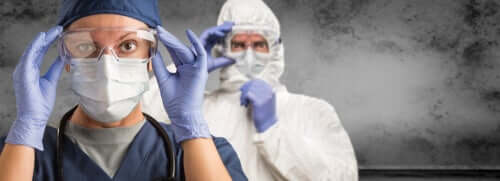 Deux professionnels de la santé protégés par un masque