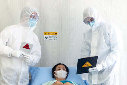 Deux professionnels de la santé traitant une patiente atteinte du coronavirus