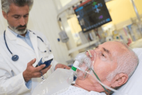 Une personne âgée à l'hôpital