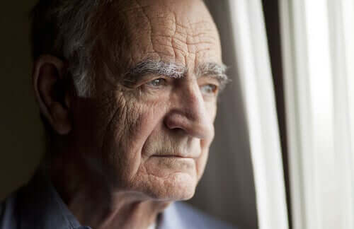 Une personne âgée isolée pendant le confinement