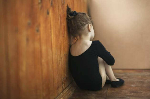 Une petite fille qui souffre d'autisme