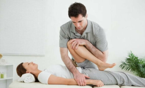 Une séance de physiothérapie pour traiter une radiculopathie