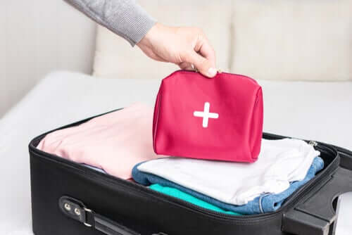 Que faut-il mettre dans sa trousse à pharmacie de voyage ?
