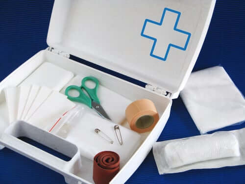 La préparation d'une trousse à pharmacie de voyage