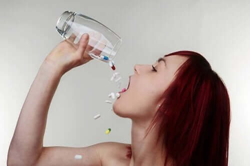 Une femme prenant des médicaments sous ordonnace