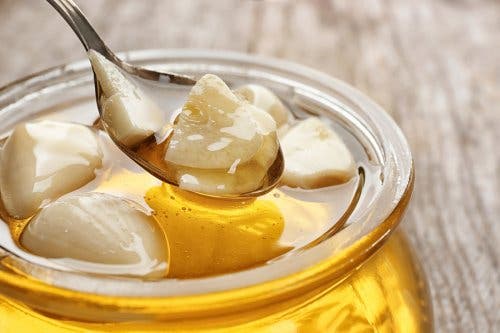 Un remède à base d'ail et de miel pour remédier à la laryngite