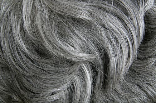 Selon une étude, le stress produit des cheveux blancs