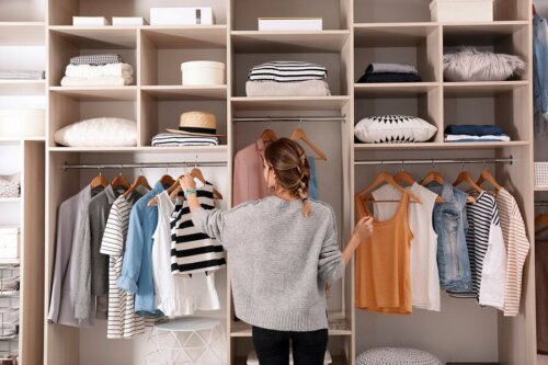Quelques conseils pour éviter l'accumulation de vêtements dans son armoire