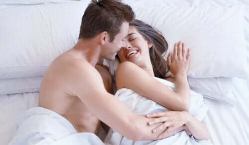 Un couple après le sexe matinal