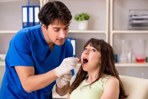 Un dentiste examinant les glandes sous-maxillaires d'une femme