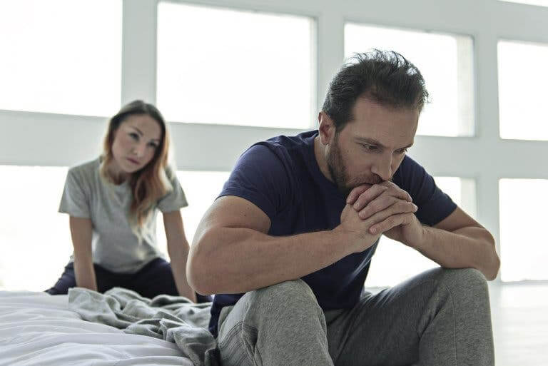 Un homme souffrant du fait d'être impuissant