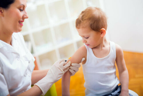 Un enfant en train de se faire vacciner contre la méningite