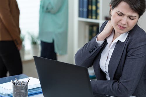 Une femme au bureau ayant un travail sédentaire