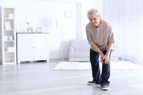 Une femme âgée souffrant d'arthrite au genou