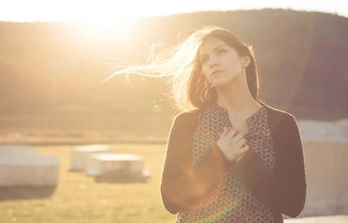 Le deuil d'une femme pendant la crise du coronavirus