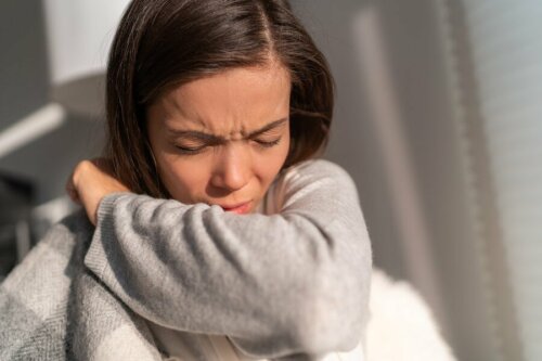 Une femme souffrant de réactions allergiques qui éternue 