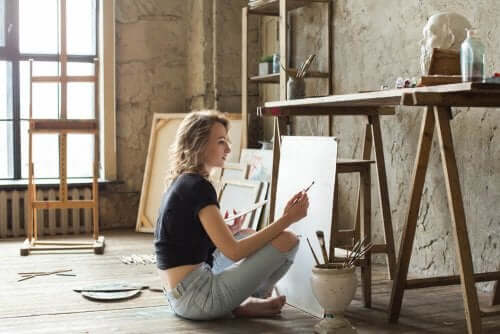 Une femme en train de peindre un tableau pour rompre la monotonie