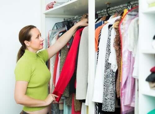 L'accumulation de vêtements d'une femme