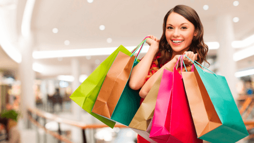 Une femme en pleine accumulation de vêtements