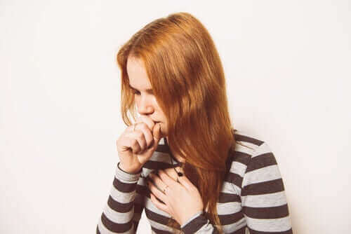 Une jeune fille ayant une toux associée au rhume