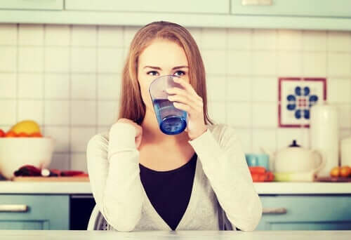Femme qui boit un verre d'eau 