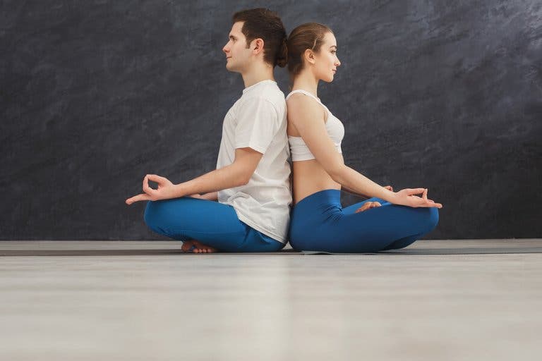 Les exercices de méditation assis dans le cadre du yoga pour les couples