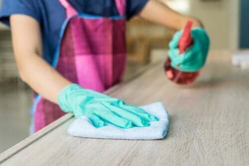 Le vinaigre blanc pour nettoyer le bois