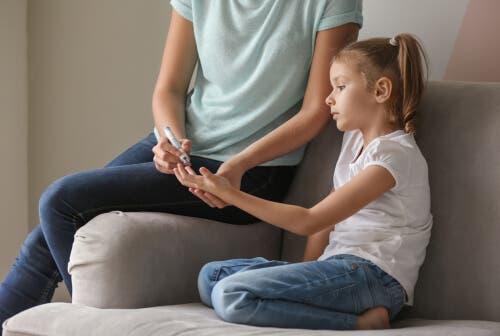Une petite fille victime de l'impact du diabète