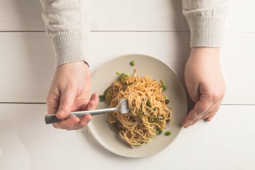 Une assiette de pâtes complètes