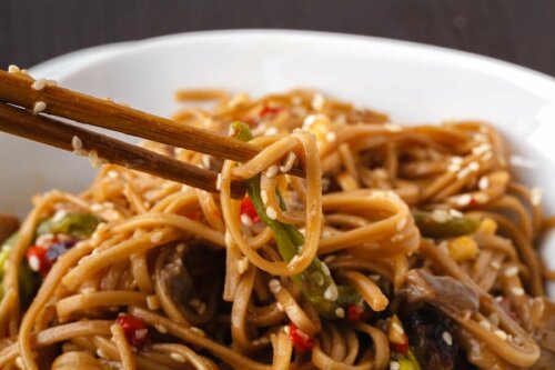 Un plat de pâtes complètes