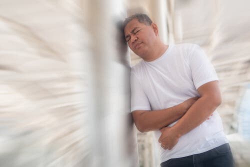 Un homme qui a un point de côté