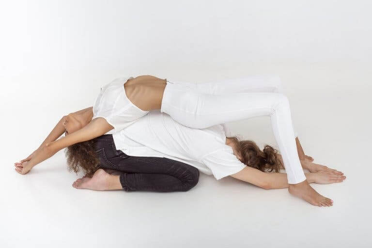 Le yoga pour les couples et la pose de l'enfant