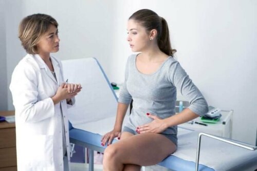 Une femme chez sa gynécologue pour cause de métrorragie