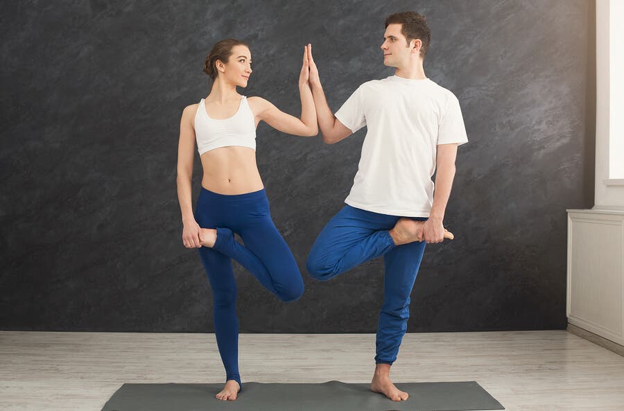 Le Yoga Pour Les Couples Un Moyen De Renforcer Votre Relation